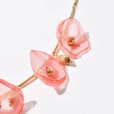 Colgante de acero enchapado con diseño de flores en tono rosado.