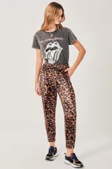 Pantalón babucha de terciopelo con estampado de leopardo en tonos marrones y negros, con cintura y tobillos elastizados.