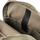 Mochila verde de poliéster con diseño rectangular y gran capacidad. Tiene acceso con cierre, dos bolsillos externos con cierre, un bolsillo interno con cierre y dos bolsillos internos abiertos. Las correas son regulables y las asas fijas. El interior es de tela de algodón y poliéster.