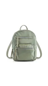 Mochila color beige de tafeta con doble apertura superior con cierre y tiradores metálicos. Incluye bolsillos internos, tres bolsillos con cierre metálico al frente y uno posterior. Asa corta de mano y correas para la espalda regulables.