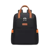Mochila negra con detalles en naranja y marrón. Tiene dos asas cortas marrones en la parte superior y dos bolsillos laterales color naranja.