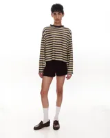 Remera corta a rayas horizontales negras y amarillas, de manga larga y cuello redondo.