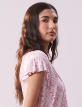 Conjunto de pijama de short y remera de tejido soft estampado, con escote en V con aplique de puntilla, botones y detalle plisado. El short tiene cintura elastizada.