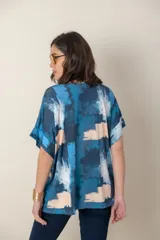Remera italiana estampada con escote en V y mangas cortas.