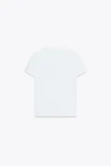 Camiseta blanca de algodón con cuello redondo, manga corta y texto 'FAST KARMA' estampado en el frente.