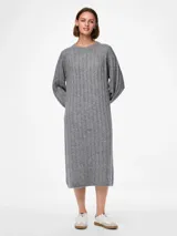 Vestido midi gris de punto con cuello redondo, mangas largas raglán y puños acanalados.