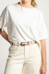 Remera blanca de viscosa con calce holgado.