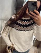 Sweater tejido de lana merino color blanco con guarda pampa en negro, gris y rojo.