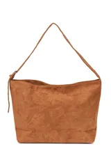 Cartera tipo tote de gamuza sintética color marrón con correa ajustable.