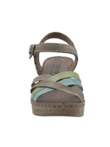 Sandalias con plataforma RKF modelo Dalia, color verde, con tiras cruzadas en tonos verde, beige y celeste.