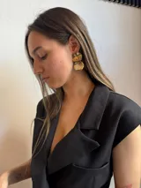 Chaleco corto negro con solapas, doble botonadura y corte sastrero. Sin mangas.