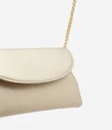 Billetera grande dorada de poliuretano con solapa y cierre de botón imantado. Incluye correa de cadena dorada para usar cruzada.