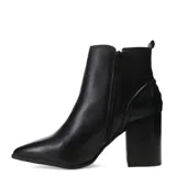 Botín de cuero negro, estilo chelsea con punta fina y taco ancho y alto. Presenta un detalle de hebilla metálica decorativa en el lateral exterior del tobillo.