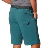 Short de hombre color verde oliva, con bolsillos laterales y traseros con cierre. Protección solar UPF 50 y repelencia al agua.