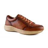 Zapato casual acordonado color marrón de cuero liso, con suela beige y detalle de pespuntes.