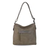 Cartera de cuero color marrón claro, con bolsillo frontal con tapa y cierre. Incluye división interna, bolsillos internos y bolsillo trasero con cierre. Tiene correa larga regulable y asa de mano.