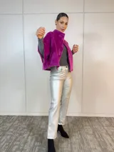 Chaqueta corta fucsia de terciopelo con cuello alto, mangas 3/4 amplias y cierre frontal con botones.