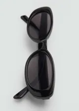 Lentes de sol ovalados color negro, con protección UV total y filtro de categoría 3.