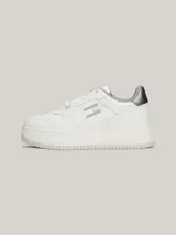Zapatillas urbanas Tommy Jeans blancas con detalles metalizados en el talón, logo de la marca en el lateral y suela de plataforma.