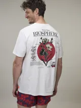 Remera de manga corta color gris jaspeado, confeccionada en algodón, con cuello redondo y estampado pequeño de corazón con flores en el pecho. Corte clásico.