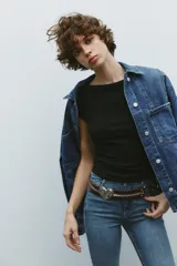 Camiseta rosa de rib con cuello barco y mangas cortas.