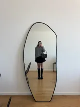 Sweater oversize de viscosa a rayas horizontales blancas y negras, con cuello alto.