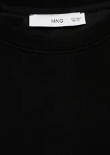 Sweater negro de tejido fluido con cuello redondo y mangas largas.