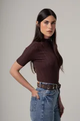 Camiseta roja de tejido de punto acanalado, con cuello alto y mangas cortas.