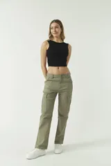 Top blanco sin mangas, con escote redondo y espalda descubierta.