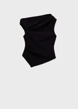 Top negro asimétrico con cuello drapeado, sin mangas y corte irregular en la cintura.