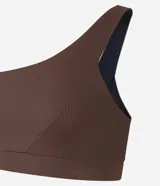 Top deportivo marrón de microfibra acanalada, con un solo tirante ancho, corte asimétrico y copas removibles.