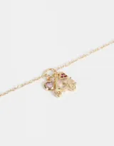 Collar dorado con cadena de eslabones y dijes colgantes: moto scooter, rodaja de pizza y corazón con piedra rosada.