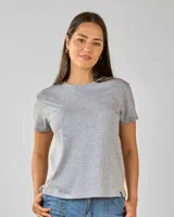 Remera gris de corte clásico y mangas cortas, confeccionada en algodón.
