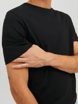 Camiseta negra de manga corta y cuello redondo, corte slim.