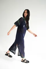 Remerón tejido color marrón con calados y cuello estilo camisa.