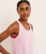 Musculosa deportiva rosa de microfibra ligera con escote U y perforaciones para facilitar la evaporación del sudor.
