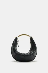 Bolso negro de formato ovalado con asa metálica dorada. Tiene detalle de pespunte en contraste en el cuerpo, bolsillo interior con cremallera y cierre mediante cremallera y tirador.