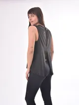 Musculosa negra de corte holgado y sisas amplias.