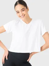 Remera corta negra de tela suave, con cuello redondo y mangas cortas.
