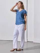 Blusa de tencel azul, marca Alex & Parker. Escote en V con botones y manga corta amplia con volados.
