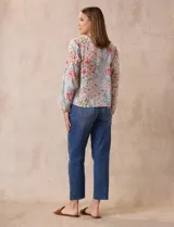 Blusa de gasa plisada estampada con flores azules, marca Floral & Ivy. Cuello a la base, escote en V y lazo de ajuste.