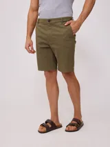 Bermuda color beige, de corte recto, con bolsillos laterales y traseros.