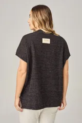 Remerón color chocolate con lurex, escote en V y mangas cortas.