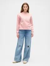 Buzo de algodón color rosa claro, con cuello redondo y el logo de la marca en relieve en el frente.