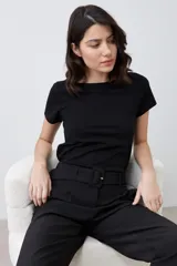 Remera blanca de manga corta con escote bote.