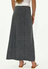 Falda larga color crudo con abertura lateral y cierre con botones.