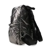 Mochila plateada acolchada con diseño geométrico.