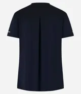Remera deportiva blanca texturizada, con cuello redondo, manga corta, detalle reflectante y pliegue en la espalda.