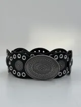 Cinturón negro de cuero sintético con apliques metálicos plateados y hebilla ovalada con diseño boho.