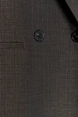 Blazer gris con diseño de líneas verticales, cuello solapa, manga larga con hombreras, bolsillos delanteros de vivo y cierre frontal cruzado con botones.